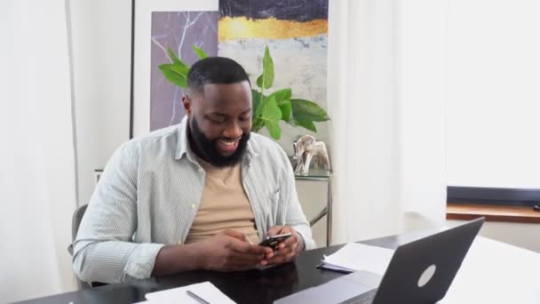 Busy Positive African American Man Manager Entrepreneur Sitting Desk Office — Vídeos de Stock