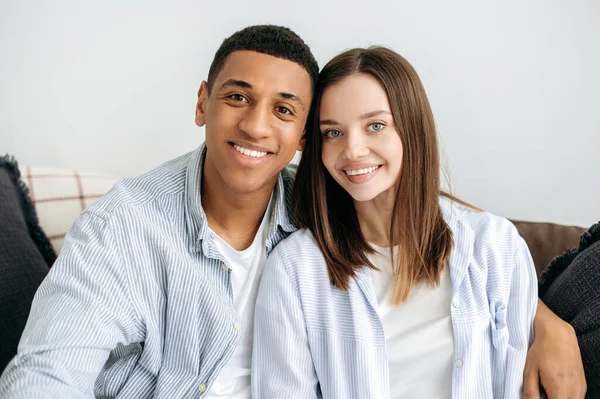 Portrait Happy Married Young Couple Positive Multiracial Couple Love Caucasian — Foto de Stock