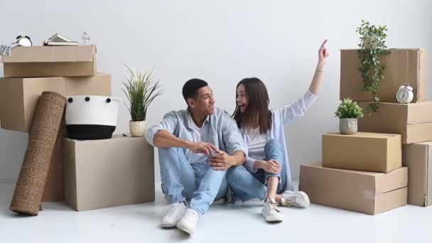 Happy Young Multiracial Couple Caucasian Woman Hispanic Guy Sitting Floor — Stockvideo