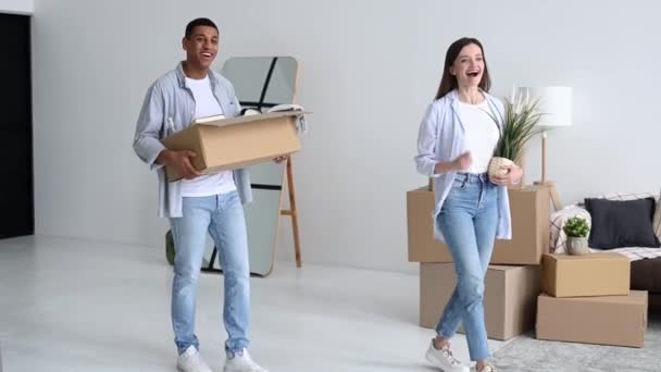 Umzug Ein Neues Zuhause Aufgeregtes Verliebtes Paar Mann Und Frau — Stockvideo