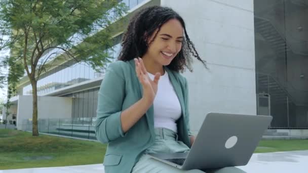 Online Video Conversation Outdoors Positive Brazilian Hispanic Young Business Woman — Vídeo de Stock
