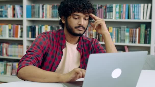 Скучно Перегруженный Арабский Индийский Студент Стильно Одетый Сидящий Столом Ноутбуком — стоковое видео