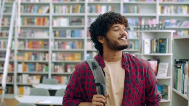 Красивий Пишається Фігурним Індійським Або Арабським Студентом Університету Повсякденному Одязі — стокове відео