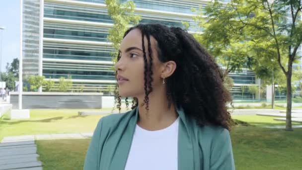 Close Beautiful Confident Positive Young Mixed Race Business Woman Curly — Vídeos de Stock