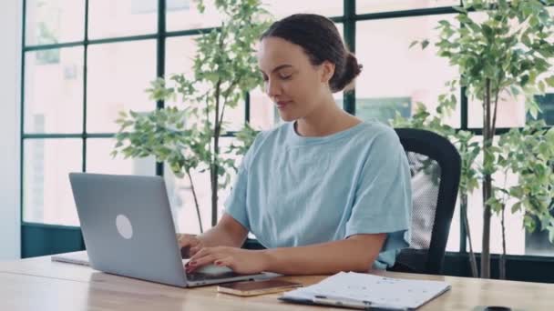 Positive Smart Brazilian Hispanic Young Businesswoman Secretary Financial Manager Sitting — Vídeos de Stock