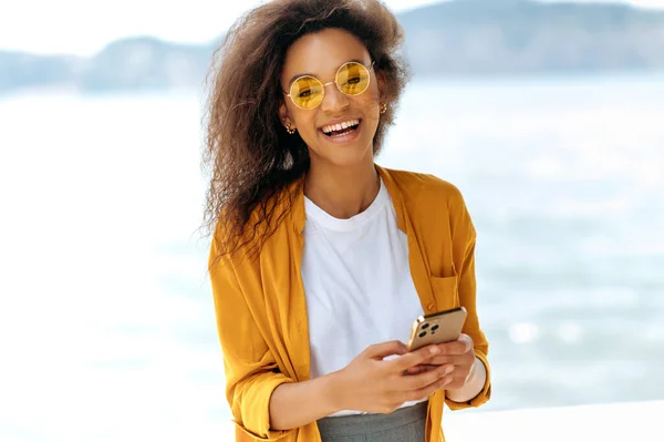 Online Messaging Glad African American Girl Curly Hair Wearing Orange — Stockfoto