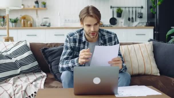 Focado Caucasiano Frustrado Irritado Jovem Roupas Casuais Freelancer Web Designer — Vídeo de Stock