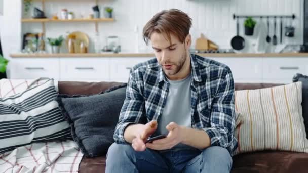 Triste Confundido Molesto Caucásico Joven Elegante Hombre Sentado Sofá Sala — Vídeos de Stock