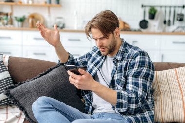 Kafası karışmış Kafkasyalı adam rahat evdeki kanepede oturup internet ve sosyal ağlara göz gezdirirken, arkadaşlarıyla veya ailesiyle mesajlaşırken beklenmedik bir haber buldu, el kol hareketi yaptı.