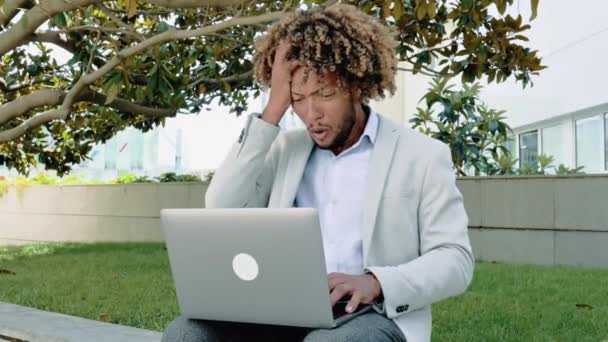 Disappointment Puzzled Brazilian Hispanic Curly Businessman Stylishly Dressed Sit Outdoors — Videoclip de stoc