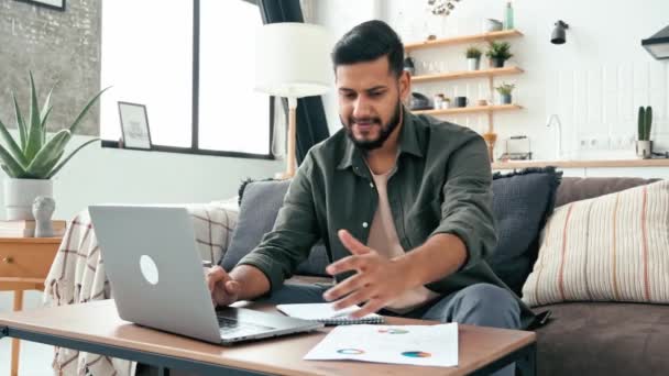 Indio Inteligente Enfocado Chico Árabe Estudiante Freelancer Sentado Casa Sofá — Vídeos de Stock