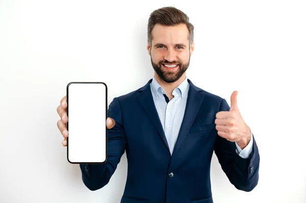 Šťastný Sebevědomý Běloch Obleku Ukazuje Chytrý Telefon Prázdnou Makovicí Ruce — Stock fotografie