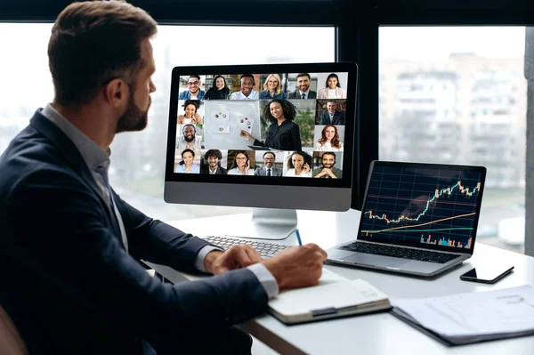 投資に関するオンラインビデオレッスン 成功した株式投資家 トレーダーを動機付け 投資のトピックに関するオンラインウェビナーを聞きます コンピュータ画面上の多人種の人々のグループ — ストック写真