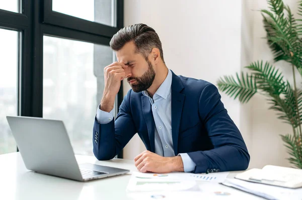 Infeliz Hombre Negocios Caucásico Cansado Gerente Corporativo Sienta Lugar Trabajo — Foto de Stock