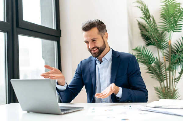 Confiado Empresario Positivo Caucásico Empleado Gerente Ejecutivo Mirando Pantalla Del — Foto de Stock