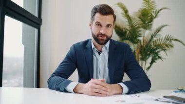 Pozitif Kafkasyalı profesyonel iş adamı, akıl hocası, el sallayan ve video konferansı sırasında webcam 'e bakan, araştırmacı, lider Webinar ile konuşan, çevrimiçi kayıt eğitimi, güler yüzlü arkadaş canlısı