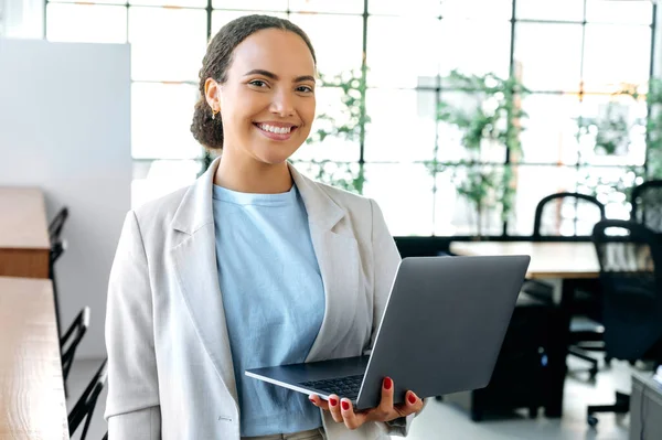 Mooie Elegante Succesvolle Jonge Gemengde Ras Zakenvrouw Programmeur Een Stijlvolle — Stockfoto