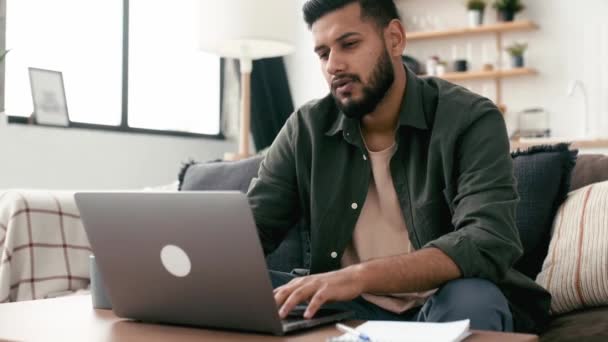 Frustrato Triste Arabo Indiano Giovane Abiti Casual Alla Moda Freelance — Video Stock