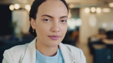 Güzel, başarılı, kendine güvenen Brezilyalı ya da İspanyol bir kadının yakın çekim videosu, resmi olarak giyinmiş, iş kadını, şirketin en iyi yöneticisi, ofiste oturuyor, kameraya bakıyor, samimi, pozitif bir gülümsemeyle.