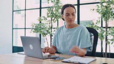 Odaklanmış akıllı Brezilyalı ya da İspanyol genç iş kadını, sekreter, finans müdürü, modern bir ofiste çalışma masasında oturuyor, evrak işleriyle uğraşıyor, finansal çizelgeler okuyor, kâr analizi yapıyor.