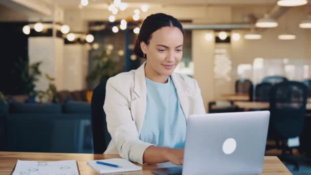 Calmo Relaxado Misto Raça Feminino Empregado Descansando Durante Tempo Trabalho — Vídeo de Stock