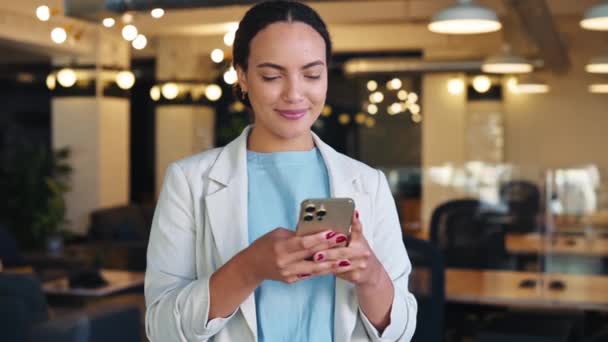 Positiva Mujer Negocios Hispana Brasileña Gerente Superior Una Empresa Pie — Vídeo de stock