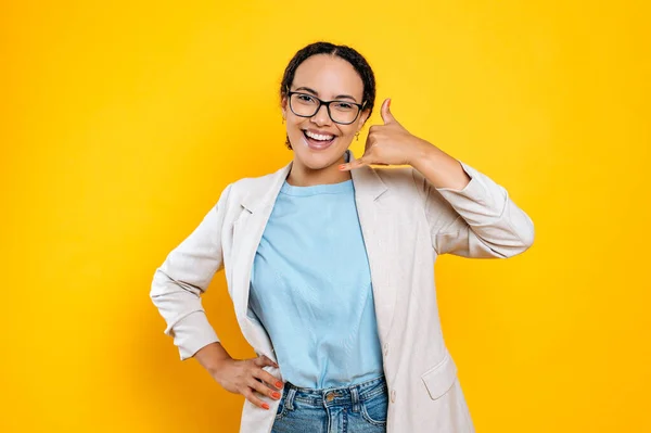 Joven Alegre Amigable Bastante Hispana Brasileña Elegantemente Vestida Con Gafas — Foto de Stock