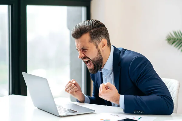 Enojado Molesto Frustrado Hombre Negocios Caucásico Sentado Lugar Trabajo Con —  Fotos de Stock