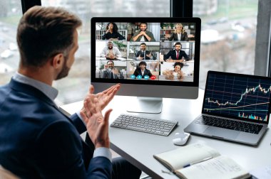 Başarılı iş adamı, şirket patronu, borsa yatırımcısı, video konferansında bir grup çok ırklı insanla finansal beyin fırtınası yapmak, borsadaki yatırımları tartışmak,