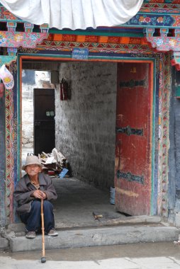 kapı adım sandalye