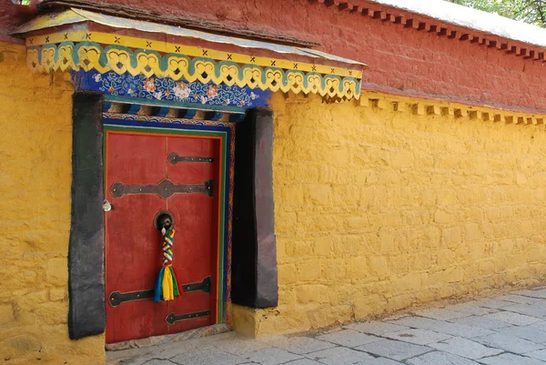 Red door at the palace — Stock Photo, Image