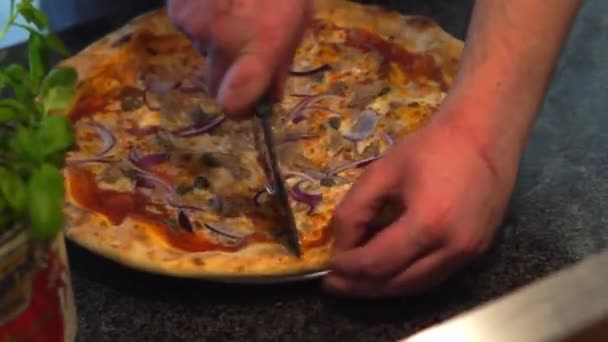 O chef corta uma pequena pizza italiana em 6 pedaços antes de servir — Vídeo de Stock