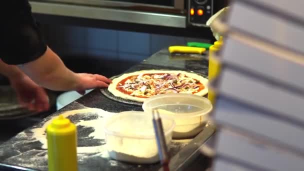 Шеф-кухар відправляє готову піцу до духовки. піца італія — стокове відео