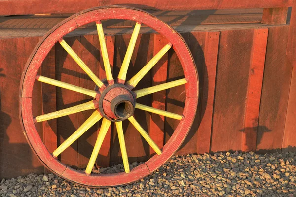 Roue de chariot coloré antique — Photo