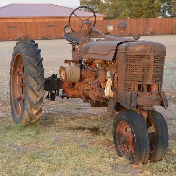 Antieke tracktor — Stockfoto