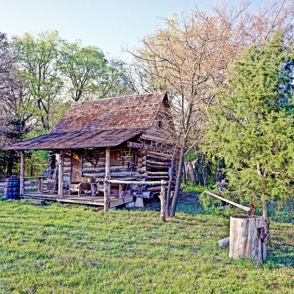 Ancienne cabane en bois rond — Photo