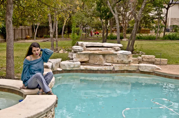 Mulher hispânica bonita por piscina Imagens De Bancos De Imagens