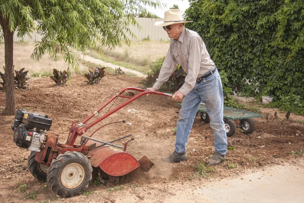 Oitenta e nove anos de idade Farmer Plowing — Fotografia de Stock