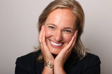 Güzel bir genç kadının portresi.