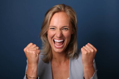 Güzel bir genç kadının portresi.