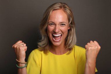 Güzel bir genç kadının portresi.