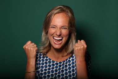 Güzel bir genç kadının portresi.