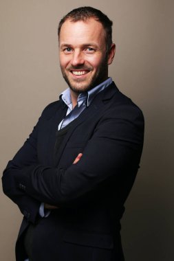 Güzel, mutlu bir adamın portresi. Renkli bir arka planın önünde.