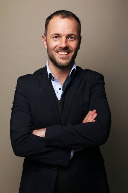 Güzel, mutlu bir adamın portresi. Renkli bir arka planın önünde.