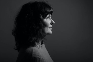 Güzel, mutlu bir kadının portresi. Renkli bir arka planın önünde.