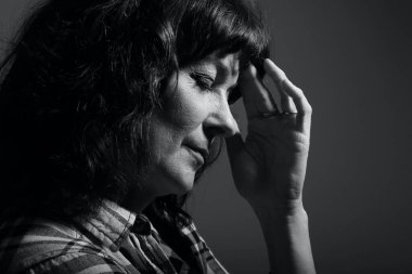 Güzel, mutlu bir kadının portresi. Renkli bir arka planın önünde.