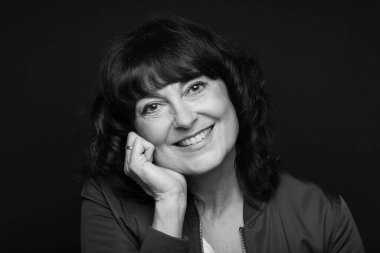 Güzel, mutlu bir kadının portresi. Renkli bir arka planın önünde.