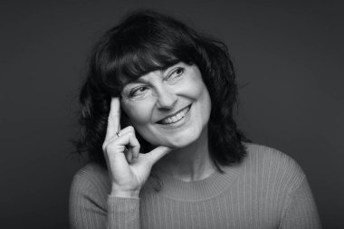 Güzel, mutlu bir kadının portresi. Renkli bir arka planın önünde.