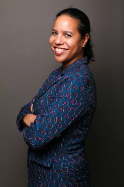  Güzel, mutlu bir kadının portresi. Renkli bir arka planın önünde.