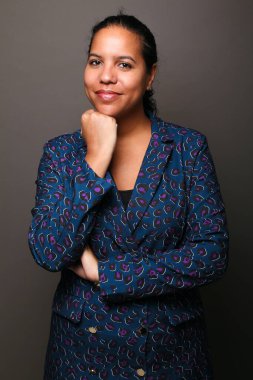  Güzel, mutlu bir kadının portresi. Renkli bir arka planın önünde.